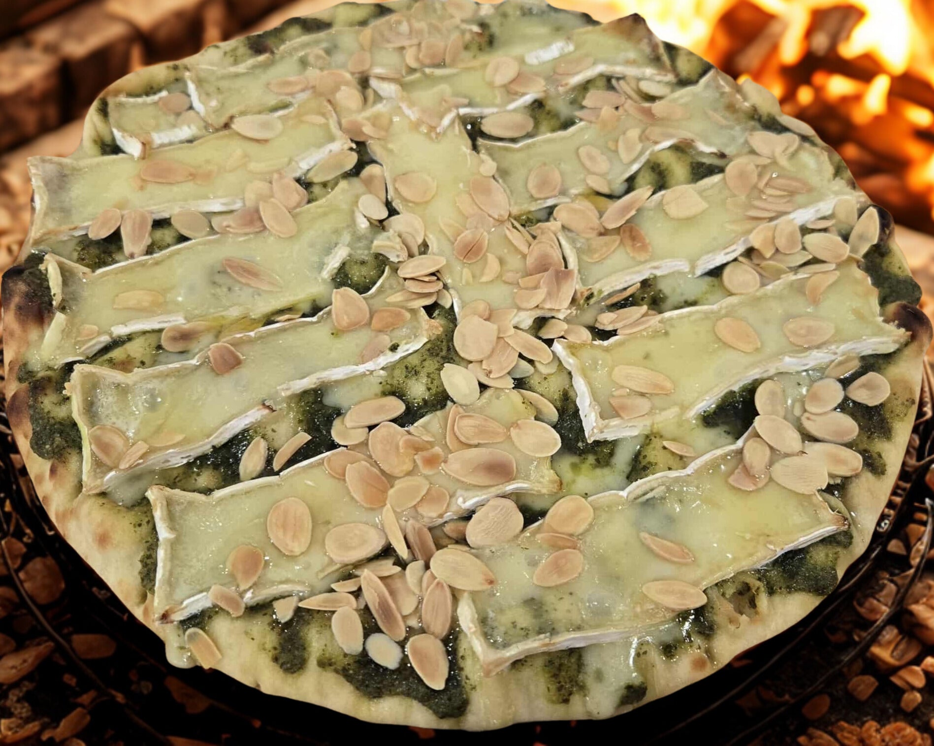 Pizza Brie, pesto, amandes grillées
